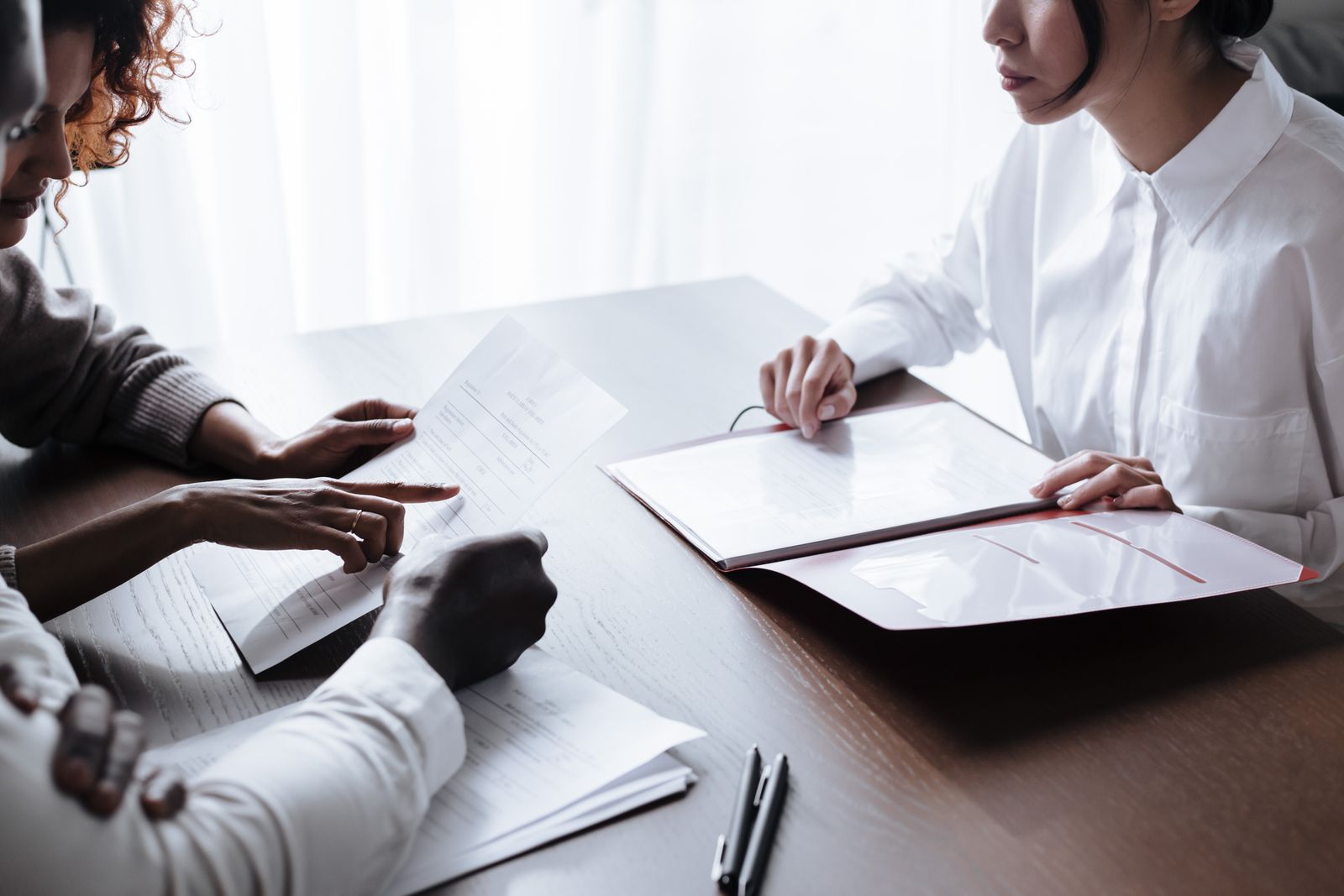 Bestuurders van een stichting bereiden samen de aanvraag van de ANBI-status voor