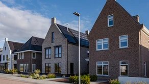 Rij moderne bakstenen huizen onder een heldere lucht, representatief voor woningen voor ondernemers die een hypotheek aanvragen.