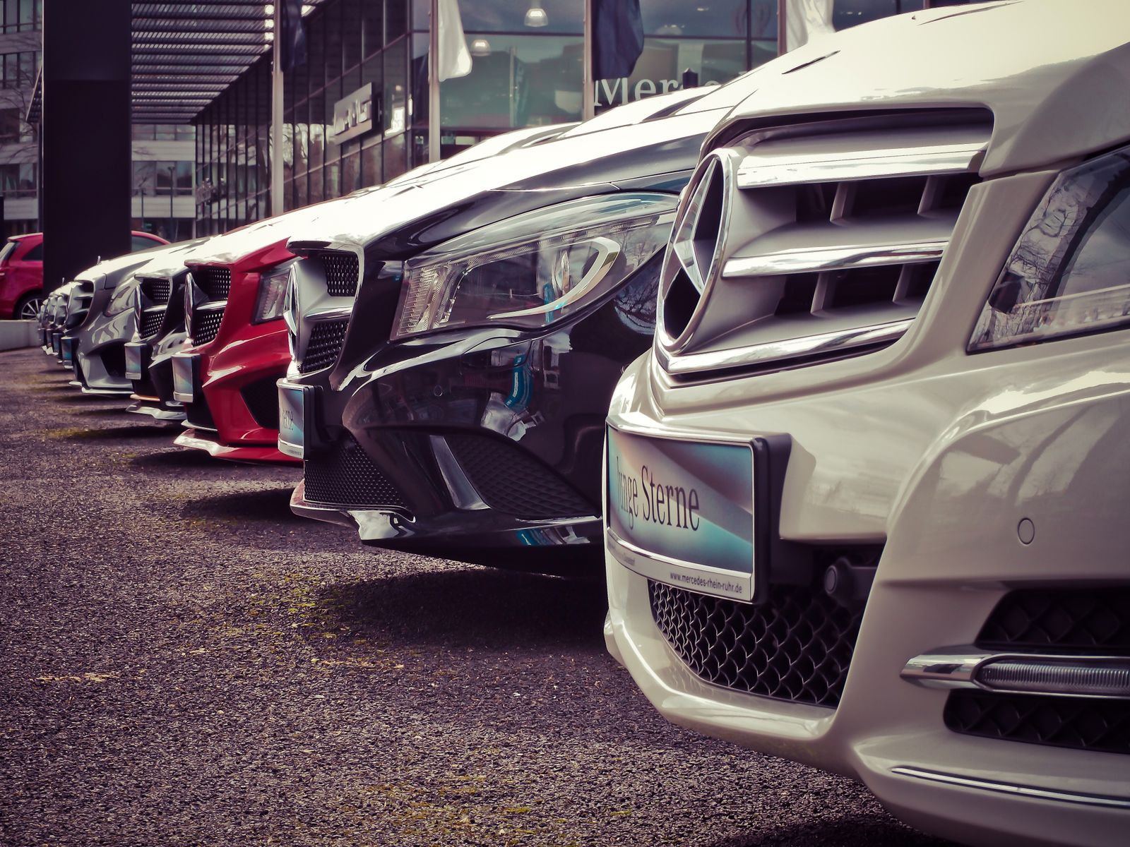 Rij geparkeerde auto's, als illustratie bij bijtelling voor de auto van de zaak