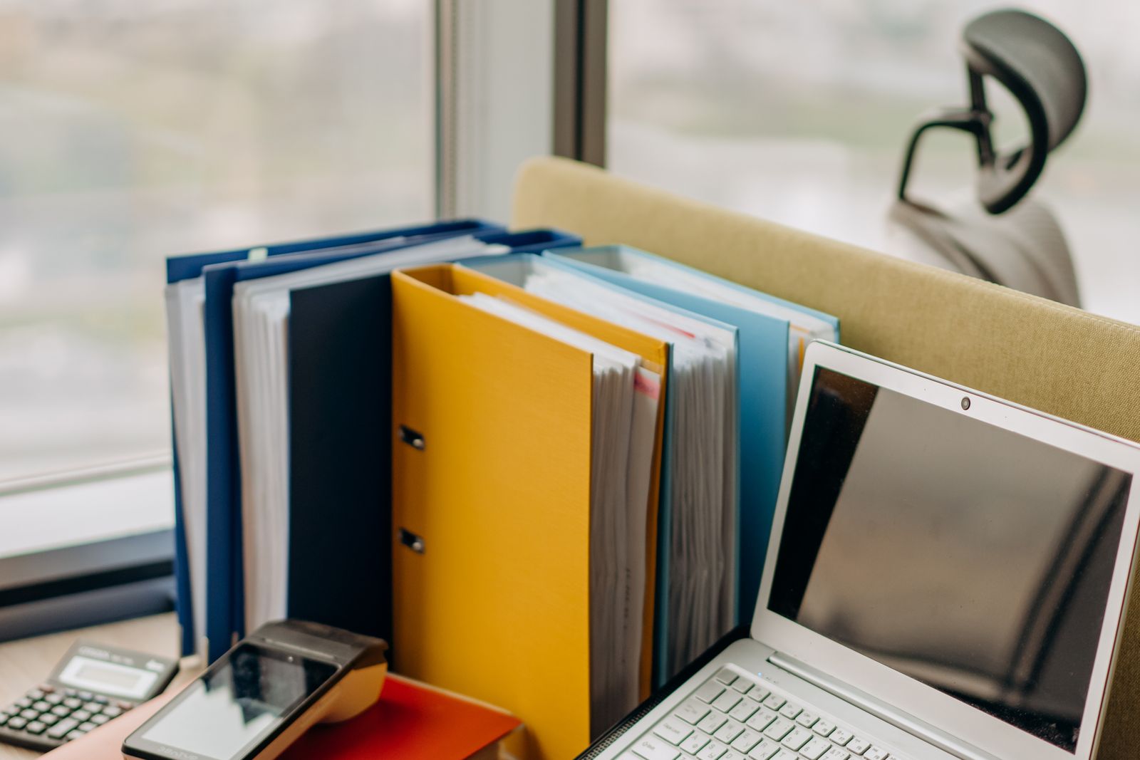 Ondernemer controleert een factuur op zijn bureau