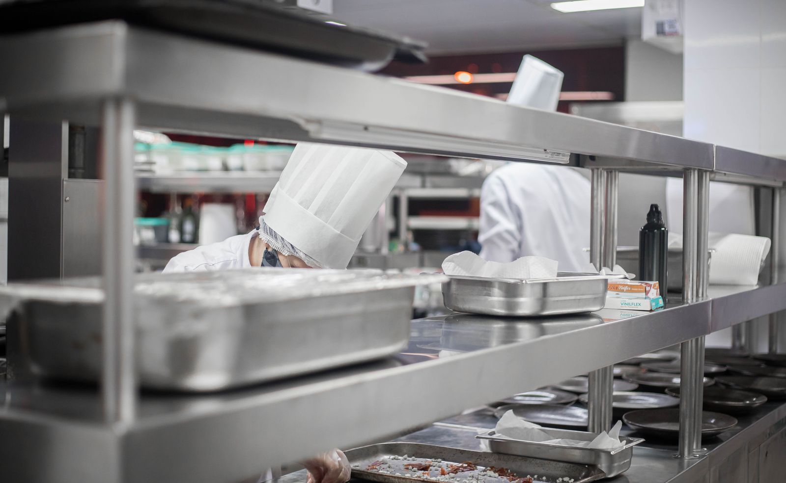 Koks aan het werk in een professionele restaurantkeuken