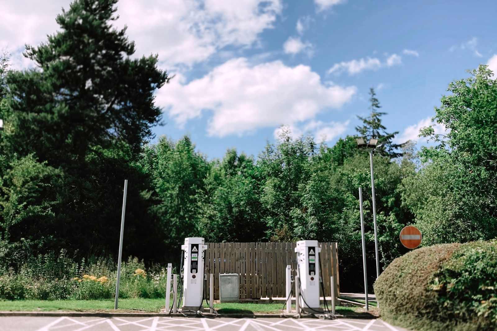 Elektrische auto's aan de laadpaal — werkgevers betalen vanaf 2027 pseudo-eindheffing over fossiele auto's van de zaak