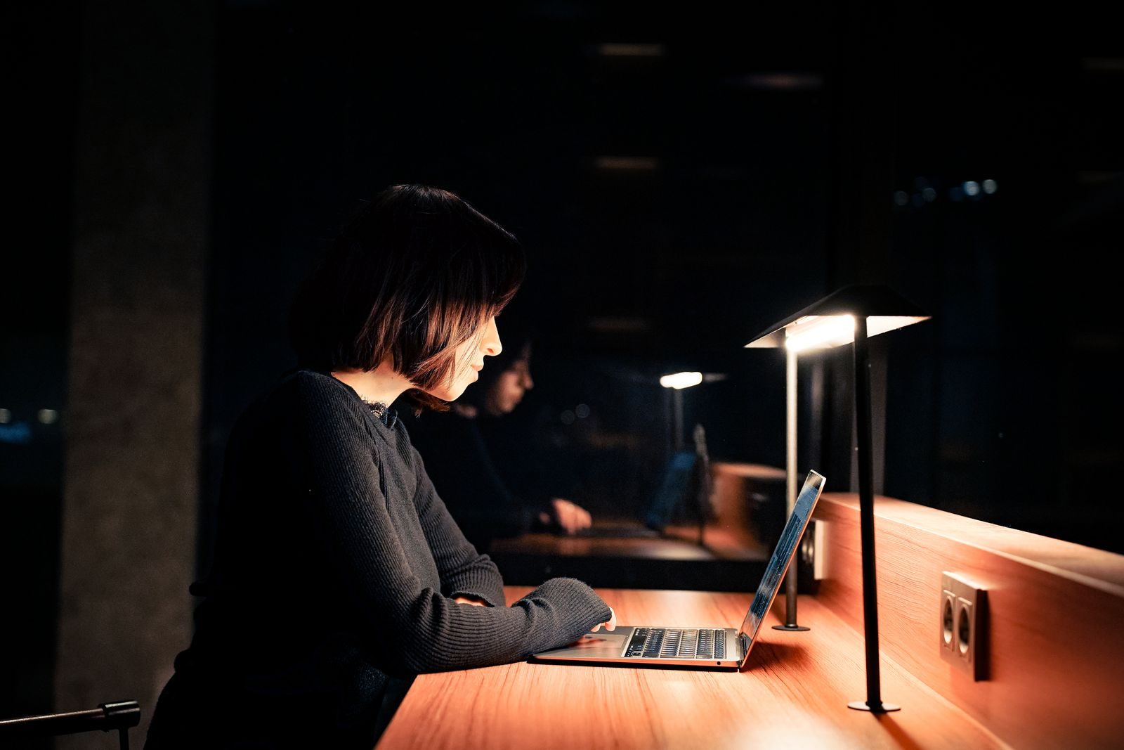 Ondernemer werkt 's avonds aan de laptop en houdt uren bij voor het urencriterium