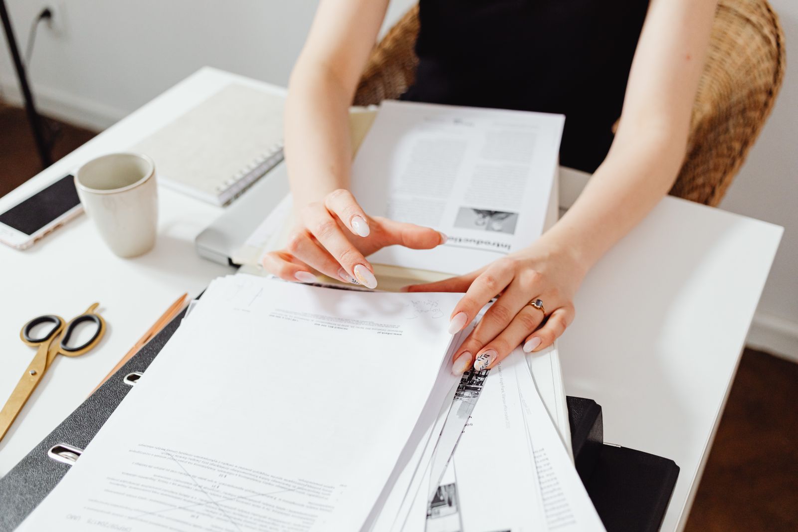 Administratie en documenten op een licht bureau in een thuiskantoor