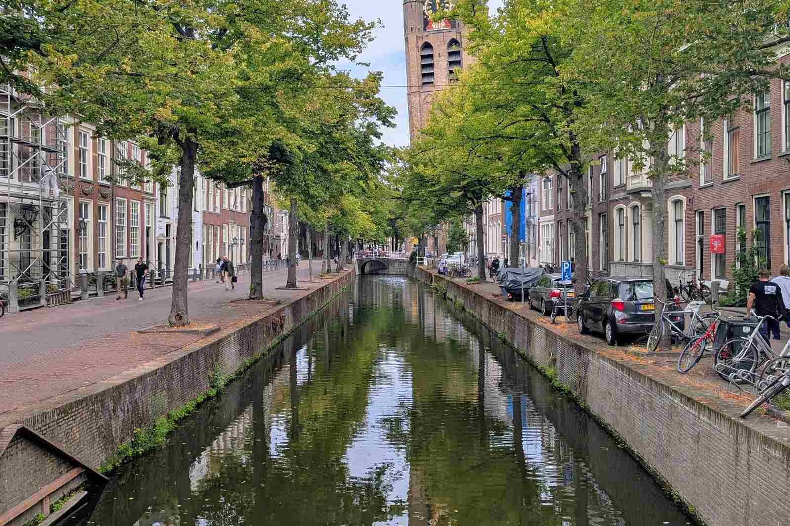 De Nieuwe Kerk en een gracht in het centrum van Delft