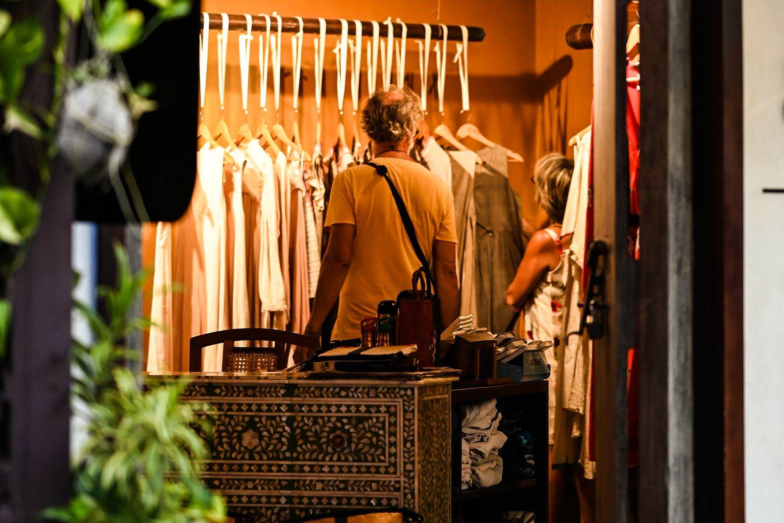 Interieur van een winkel met kledingrekken, herkenbaar voor winkeliers in Leidschendam