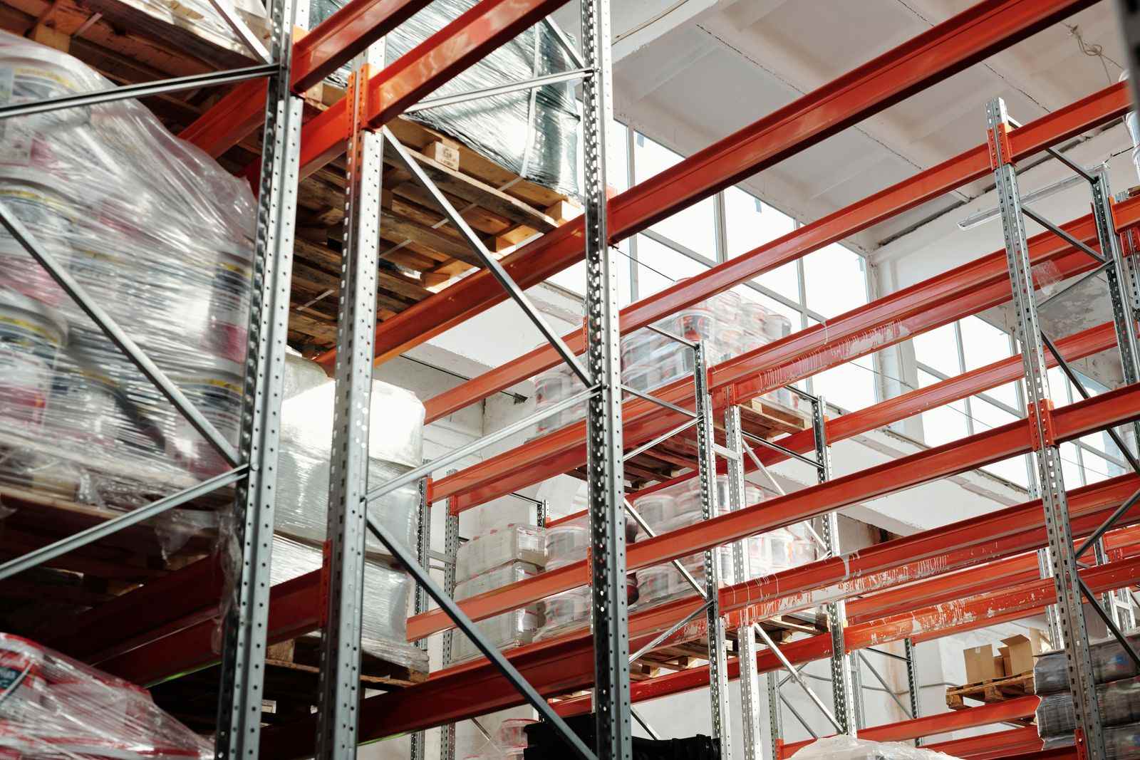 Modern magazijn met pallets en stellingen, herkenbaar voor ondernemers in Nootdorp