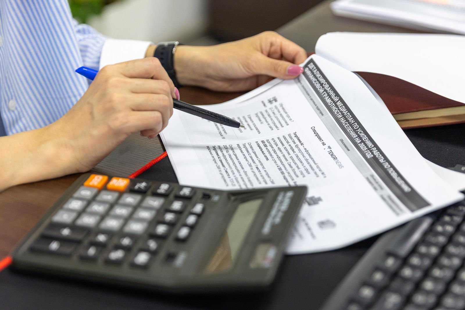 Boekhouder aan het werk met administratie voor ondernemers in Rijswijk