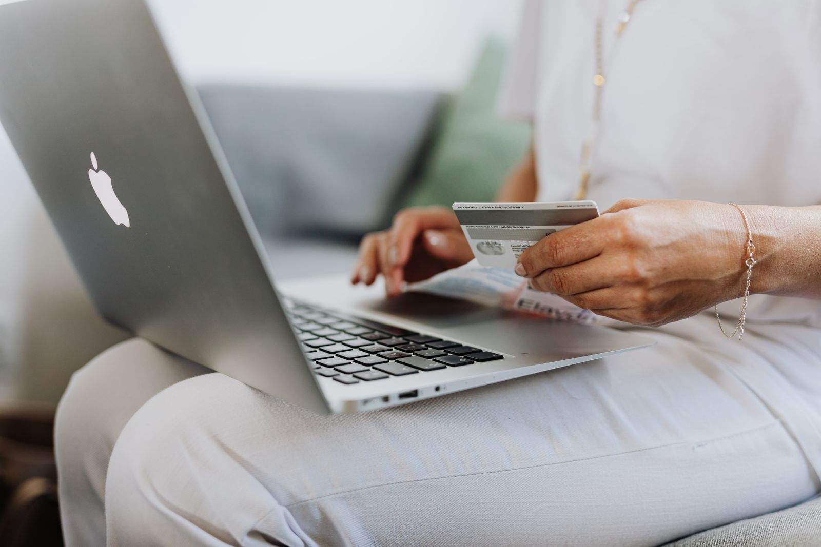 Online betaling met een betaalkaart op een laptop, als illustratie bij webshopboekhouding