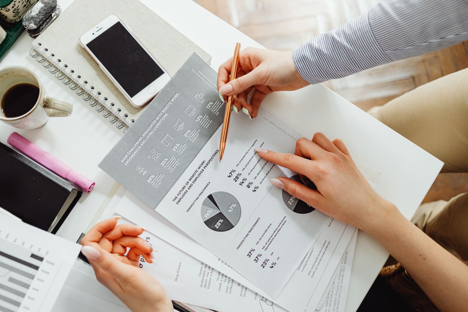 Bestuursleden van een stichting bespreken de financiële cijfers
