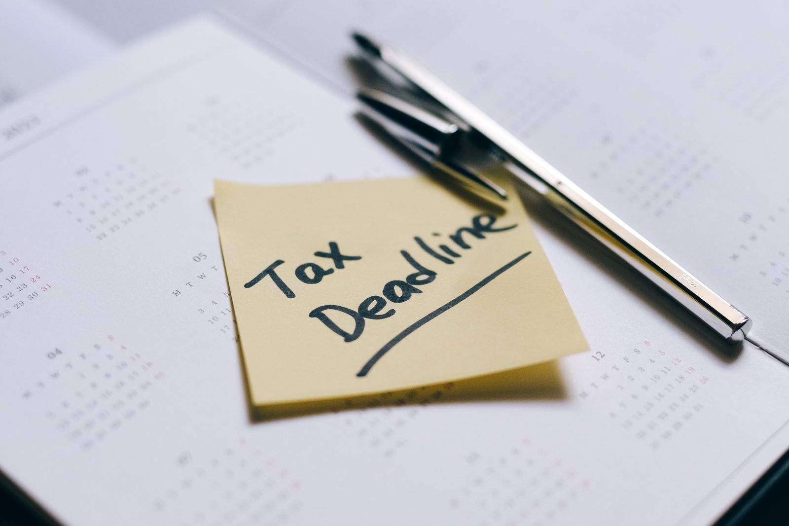 Memobriefje met "Tax Deadline" op een kalender, symbool voor de termijnen van de btw-aangifte