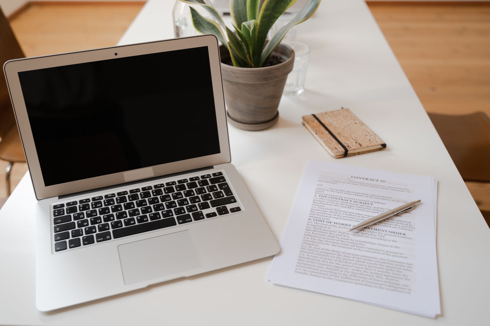 Laptop en een document op een bureau, symbool voor de nieuwe SEPA-adresregels per 15 november 2026