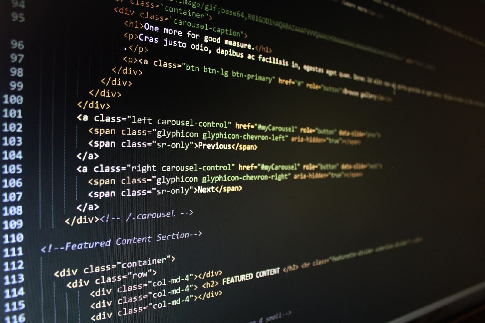 Code met tags op een beeldscherm, vergelijkbaar met de opbouw van een SEPA-bestand in XML