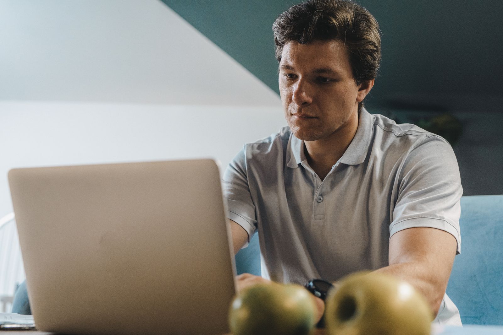 Zzp'er aan het werk achter een laptop